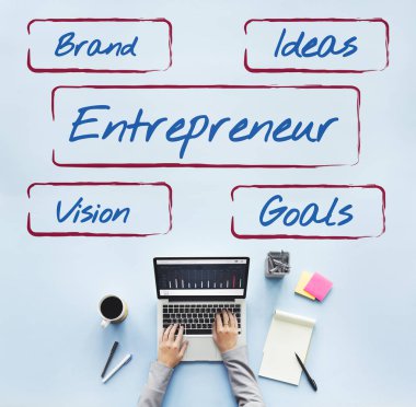 Dizüstü bilgisayar kullanan kadın