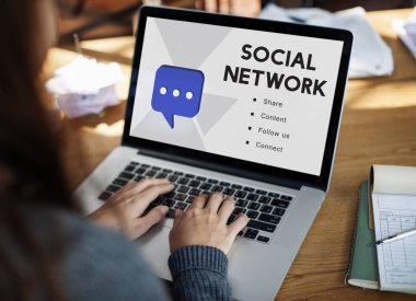 Dizüstü bilgisayarla çalışan kadın