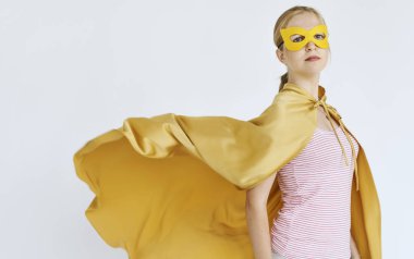 kadın giyen süper kahraman maske