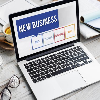 ekranda metin olan dizüstü bilgisayar