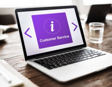 bardak su ile çalışma alanı tablo üstünde laptop