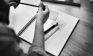 Öğrenci holding kalem 