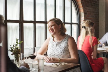 Romantik randevusu olan çift. 