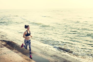 Sportif kadın plajda çalışan 