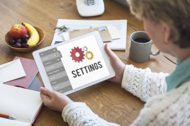 dijital tablet kullanan kadın