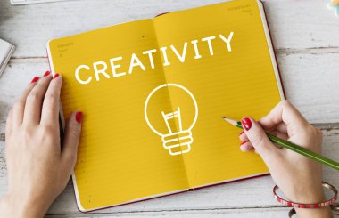 Günlüğe notlar yazan kadın