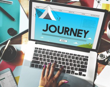 masada dizüstü kullanan kadın