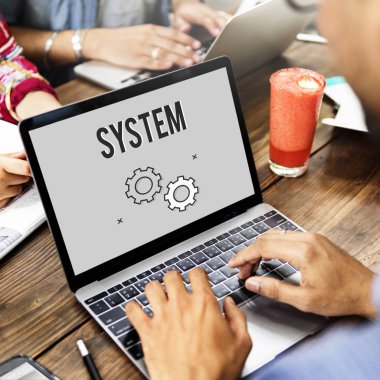 tipik dizüstü klavye üzerinde insanlar