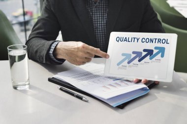 Elinde tablet tutan bir iş adamı