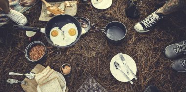 Kamp içinde içme ve yemek yeme arkadaşlar