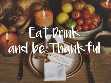 Tablo lezzetli yiyecek ve mumlar eşliğinde