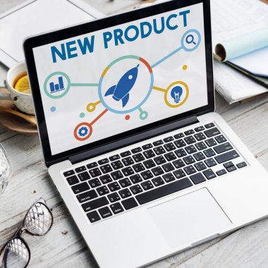 ekranda metin olan dizüstü bilgisayar