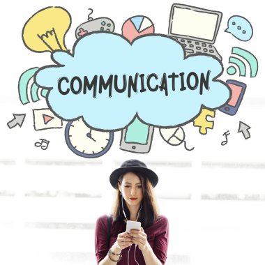 Akıllı telefon tarama şapkalı kadın