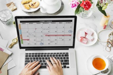 Dizüstü bilgisayarda çalışan kadın