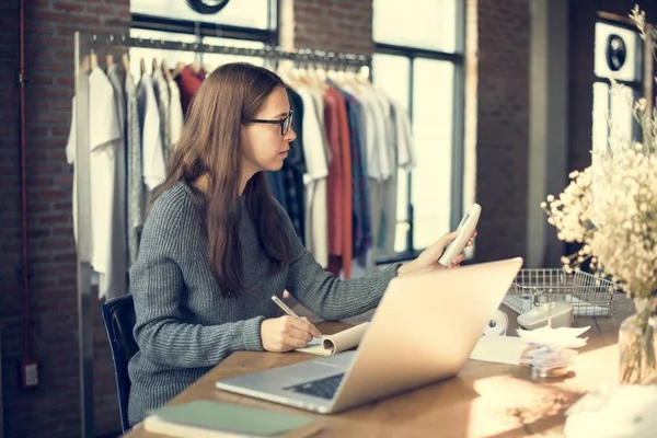 Femme travaillant dans un magasin de mode — Photo