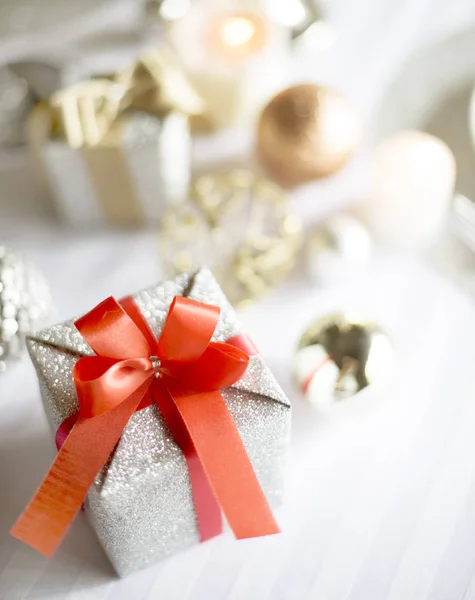 Geschenkbox mit roter Schleife — Stockfoto