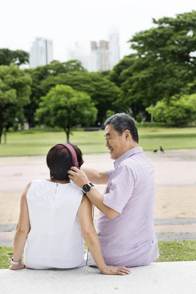 Couple utilisant des écouteurs — Photo