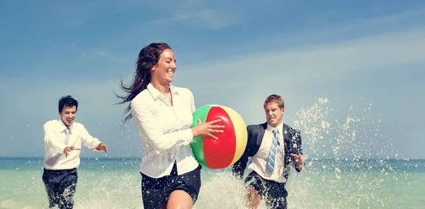 Affärskollegor som att ha semester på stranden — Stockfoto