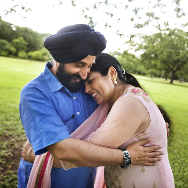 Indische echtpaar in liefde buitenshuis genieten van — Stockfoto