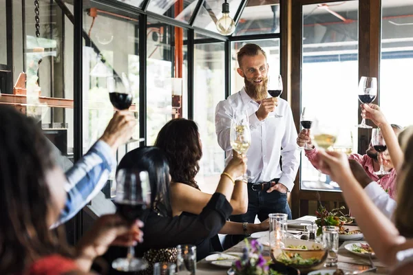 Menschen feiern gemeinsam — Stockfoto