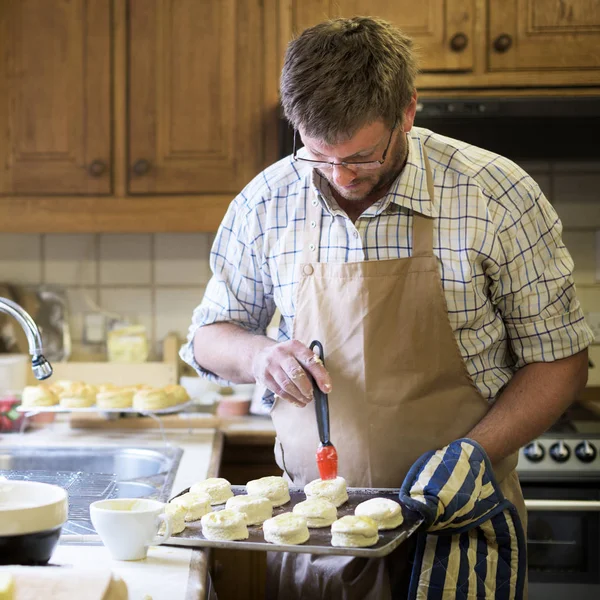 Mann in Schürze backen — Stockfoto