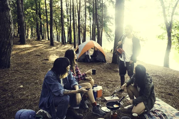 Amis manger et boire dans le camping — Photo