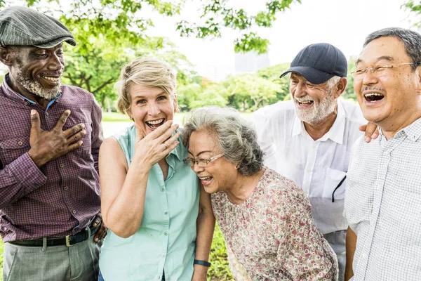 Diversos amigos mayores Ootdoors —  Fotos de Stock