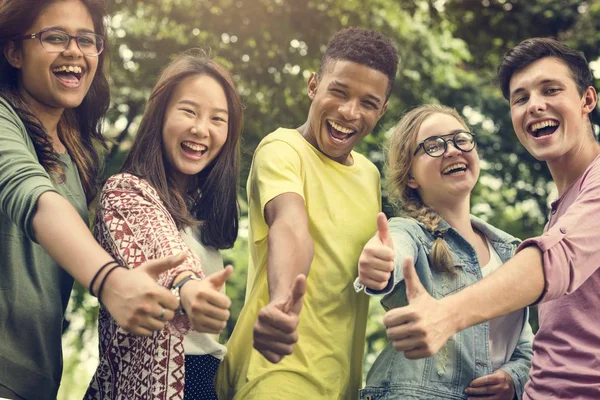 Unga studenter med tummen upp — Stockfoto