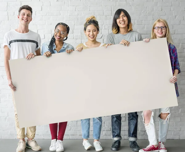 Studenter med informativa styrelse — Stockfoto