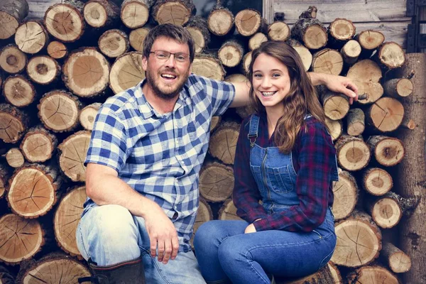 Отец и дочь на лесопилке — стоковое фото