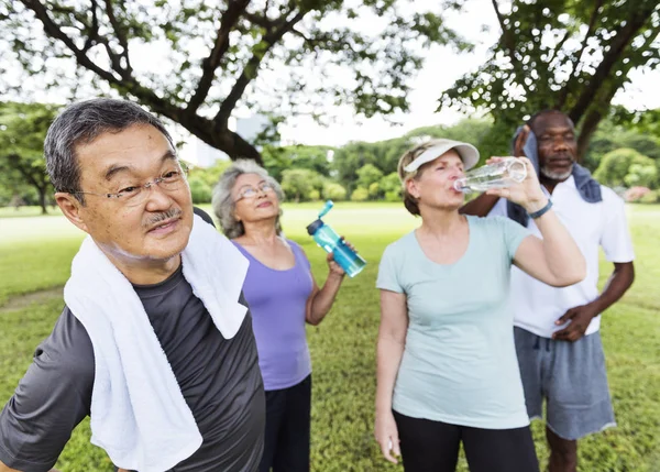 Senior vrienden doen oefening — Stockfoto