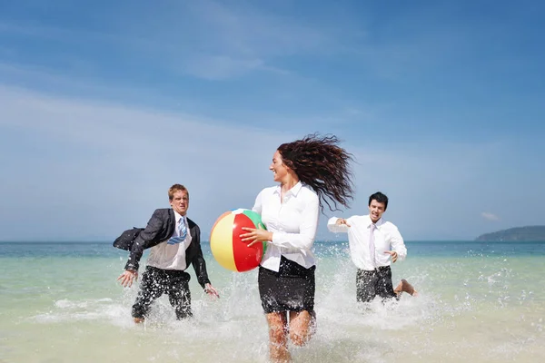 Affärskollegor som att ha semester på stranden — Stockfoto