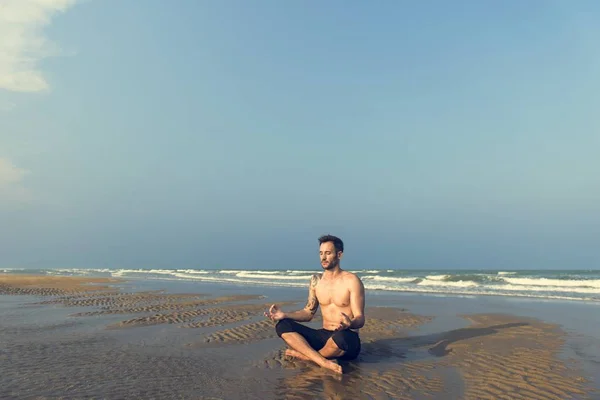 Hombre haciendo meditación de yoga —  Fotos de Stock