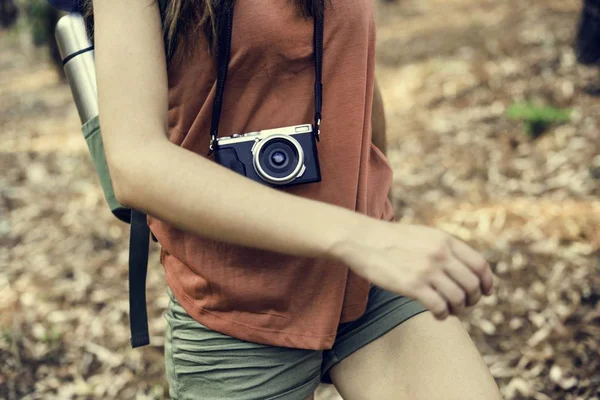 Chica caminando con cámara — Foto de Stock