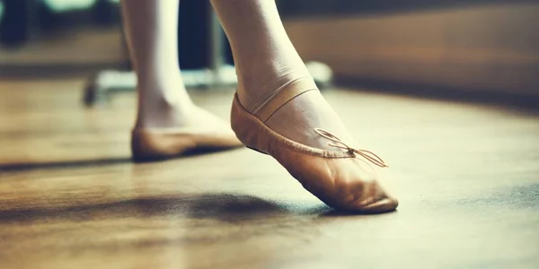 Балерины ноги в пуантах — стоковое фото