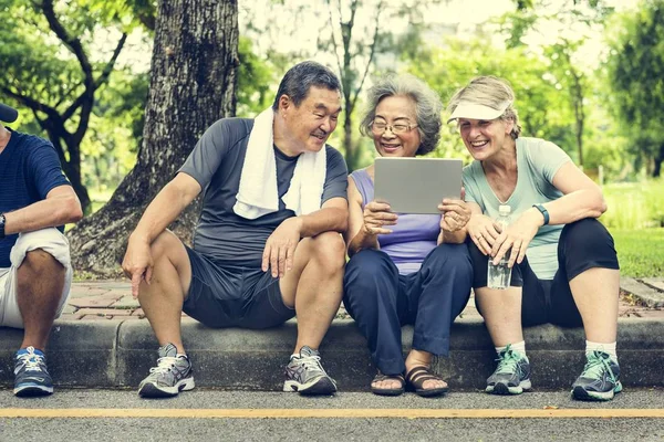 Amici anziani che fanno esercizio — Foto Stock