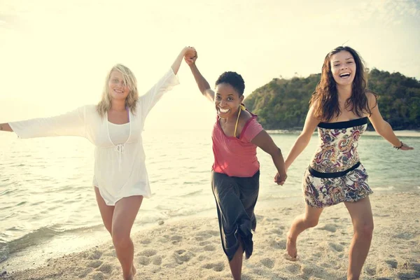 Frauen haben Spaß am Strand — Stockfoto