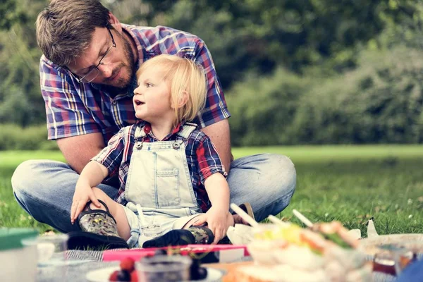 Padre e hijo disfrutando de un picnic — Foto de Stock