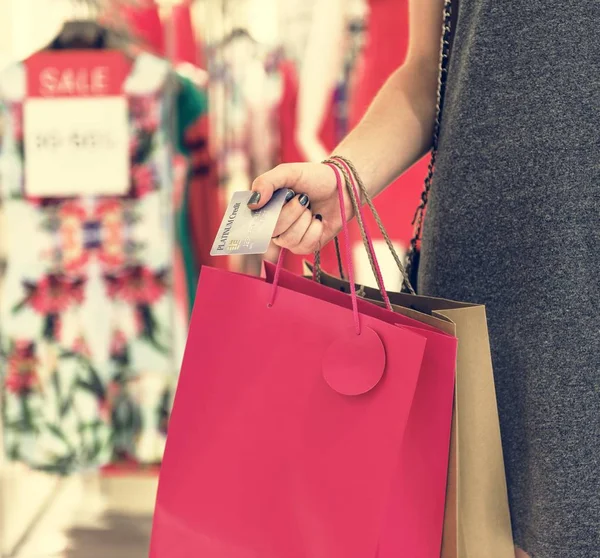 쇼핑백 과 신용 카드를 소지 한 여성 — 스톡 사진
