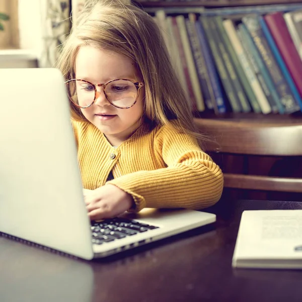 Petite fille à l'aide d'ordinateur portable — Photo