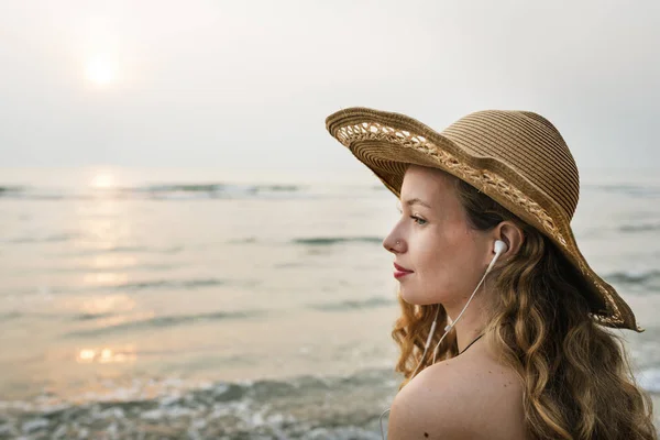 Mulher bonita em chapéu de verão — Fotografia de Stock