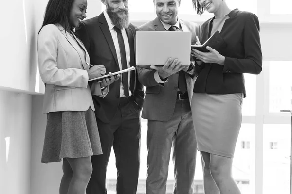 Geschäftsteam arbeitet zusammen — Stockfoto