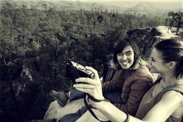 Pareja tomando selfie en el bosque — Foto de Stock