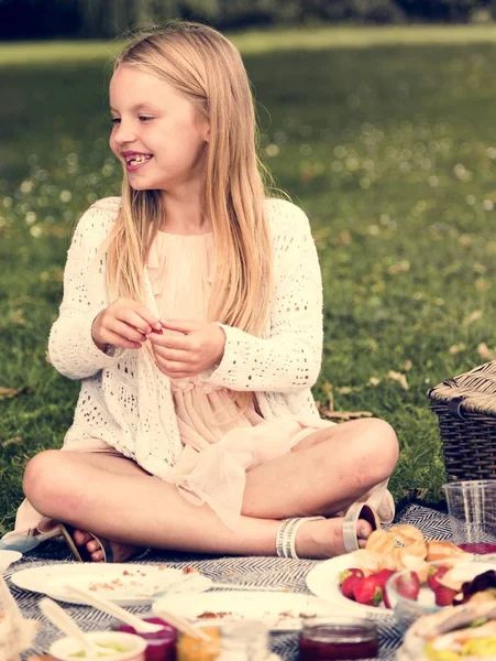 Meisje op picknick Rechtenvrije Stockfoto's