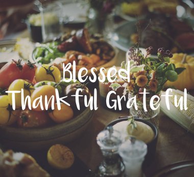 Tablo ile lezzetli yemekler servis