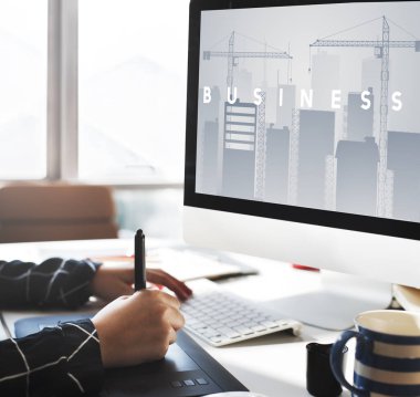 insan bilgisayar üzerinde çalışan 