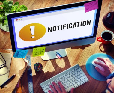 Bilgisayar kullanan adam