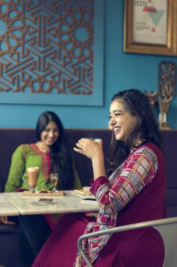 Kahve ve çay içme Hint arkadaşlar