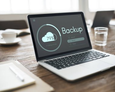 Tablo kavramı üstünde laptop  