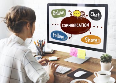 bilgisayar ile çalışan kadın